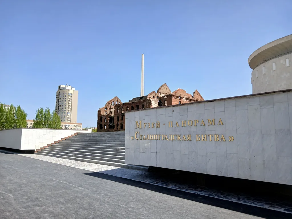 Жизнь с видом реку: огромная лоджия с панорамным остеклением в пол!