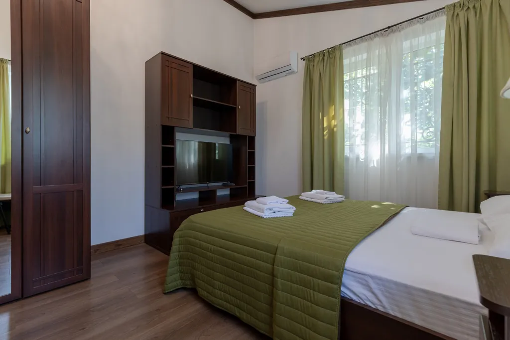 Загородный коттедж с баней и подогреваемым бассейном