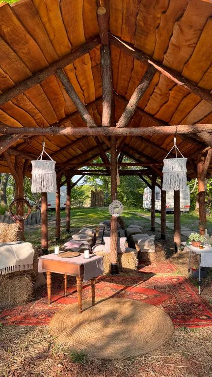 Большой шатёр в кемпинге вблизи озера