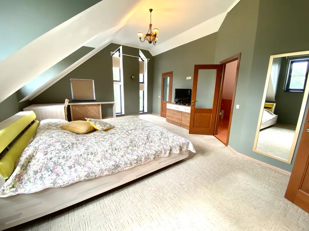 Вилла с квадратным бассейном