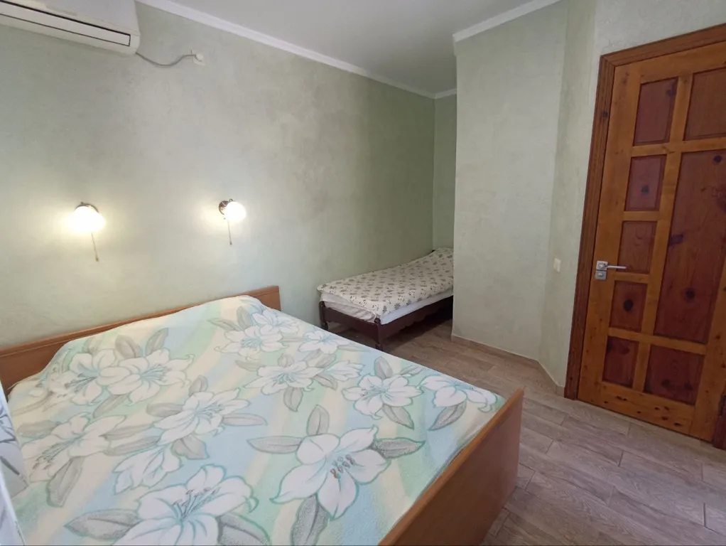 Трёхместный номер с отдельным входом и своей мини террасой