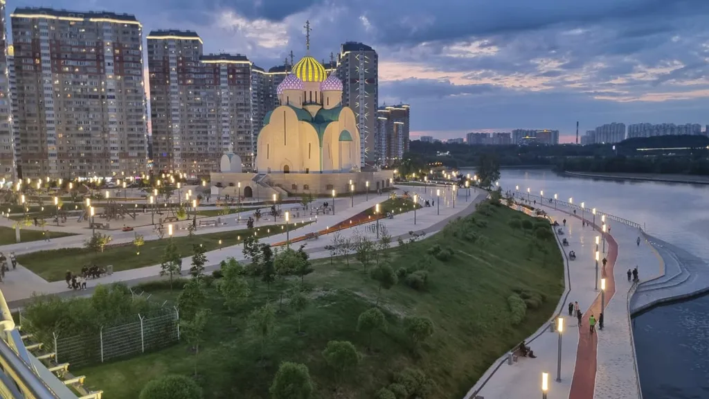 Студия с камином, деревом и видом на реку