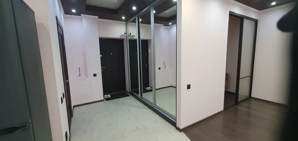 Уютная студия с отдельной спальной зоной, рядом с Иртышом