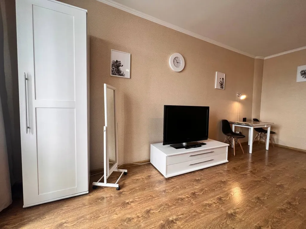 Квартира Уютная светлая студия, центр, ТЦ Вояж, парковка, кафе, аквапарк источник — Тюмень