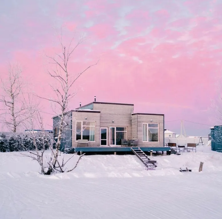 Дом с панорамными окнами на берегу озера, баня, лодка