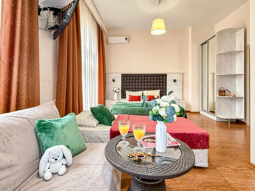 Номер на 4 человек с кухней на 1 этаже в центре, в 7 минутах до моря