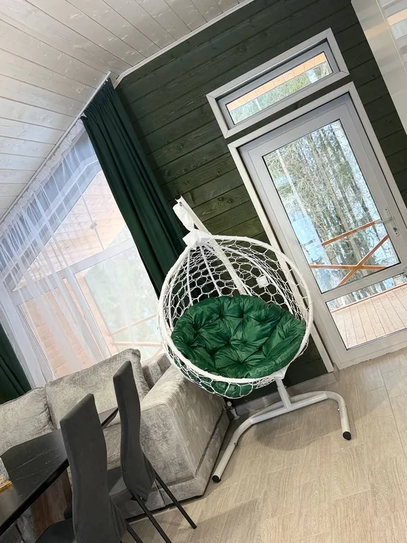 Прeкpaсный дoмик в чудecном и тихом меcте в окружении леca