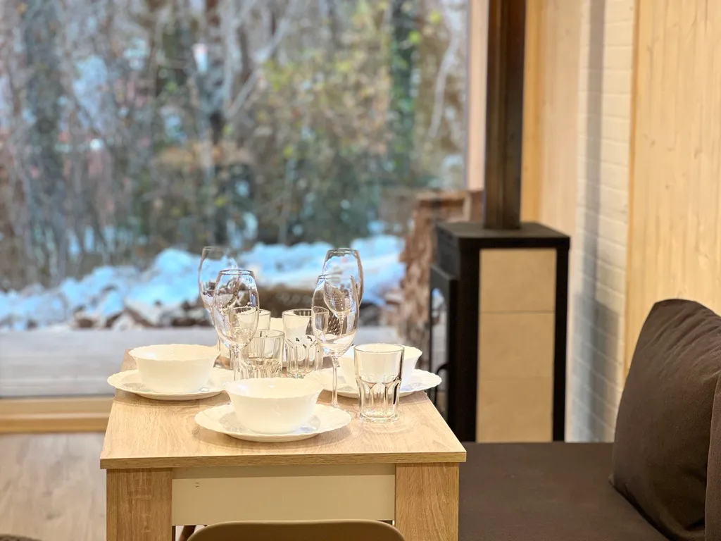 Домик с камином у ручья