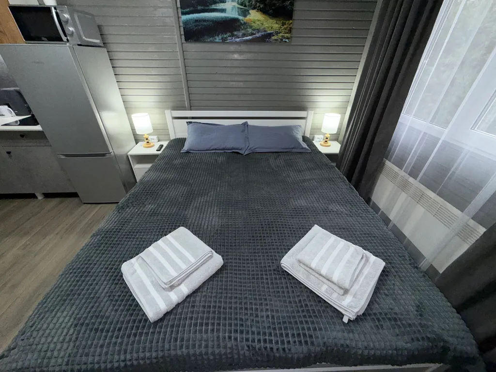 Уютная жилая комната на двоих в деревянном таунхаусе