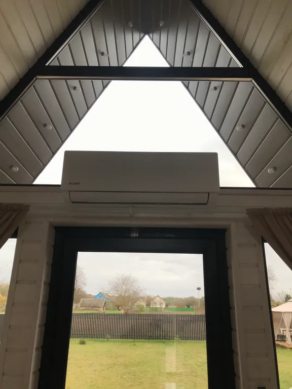 Треугольный домик рядом с Беловежской пущей