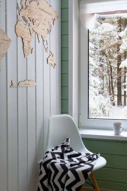 Уютный дом шалаш в лесу