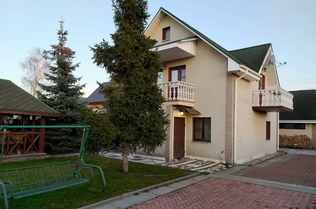 Дом с баней и бассейном