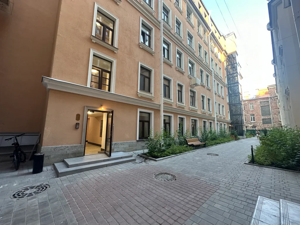 Современная двухуровневая квартира на мансарде в самом сердце города
