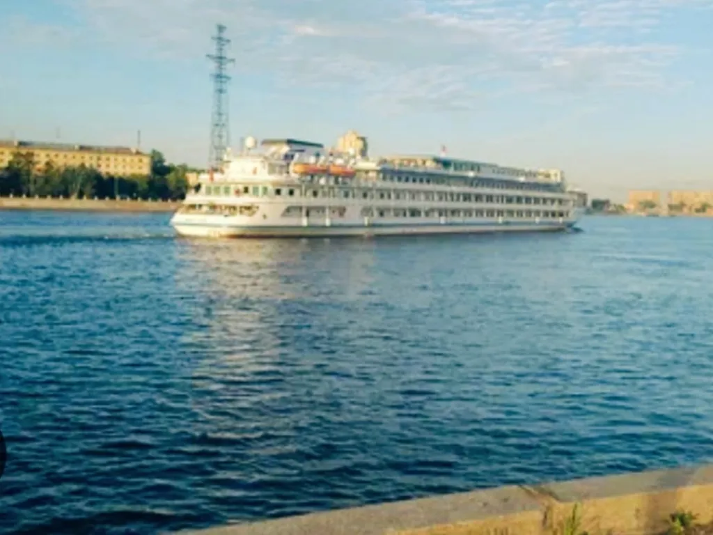 Уютная двухкомнатная квартира у Невы, рядом метро, недалеко  центр