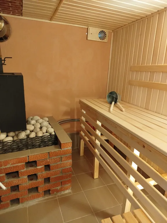 Дом с баней и панорамными окнами на первой линии