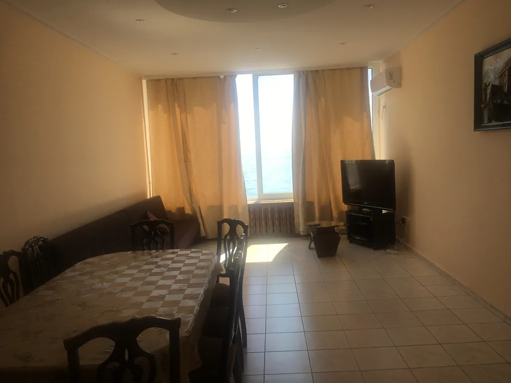 Эллинг на берегу моря