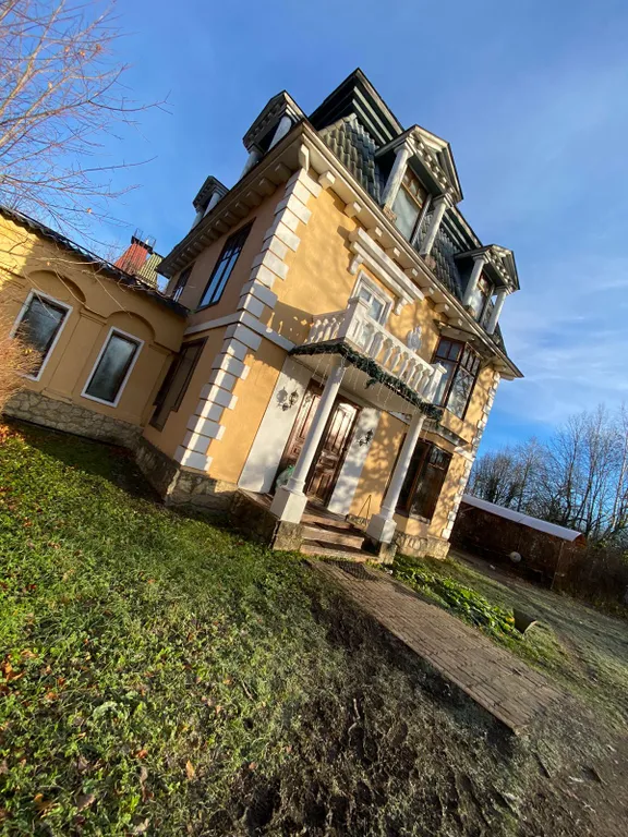 Коттедж на берегу пруда с бассейном