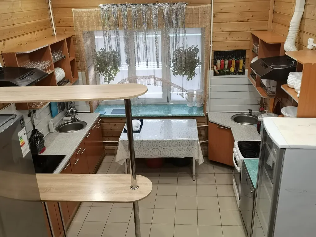 Трёхэтажный коттедж с ночным клубом баней и бассейном