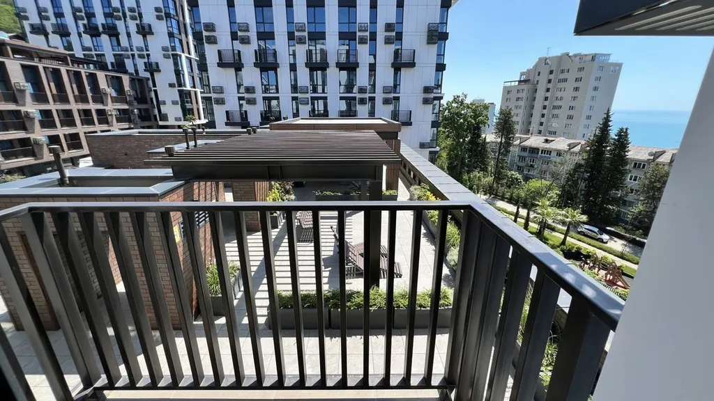 Квартира с бaлконoм и видом на моpе