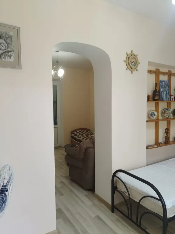 Часть дома с зелёной зоной отдыха во дворе и летней кухней