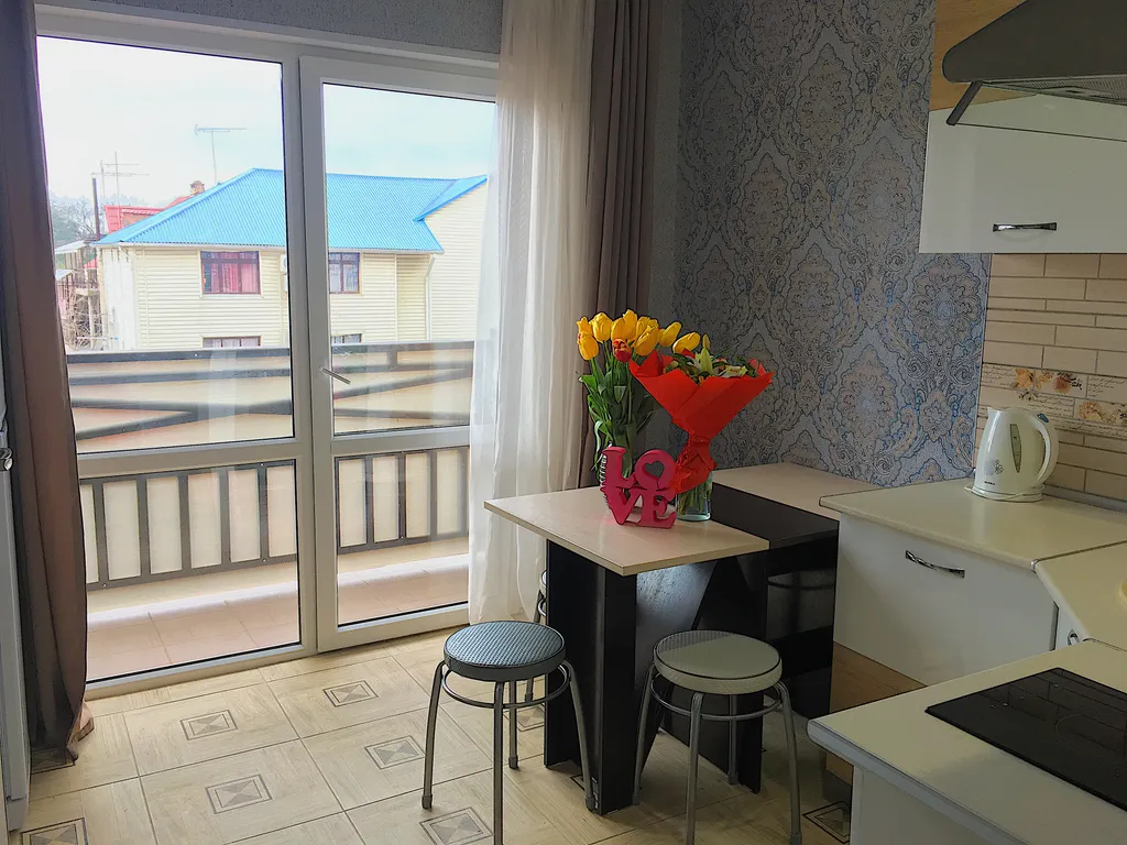 Четырехместная однокомнатная квартира с балконом в центре
