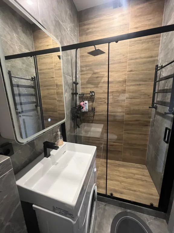 Уютный лофт с историческим балконом на главной улице