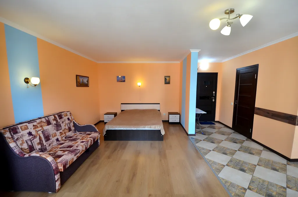 Квартира-студия персиковая