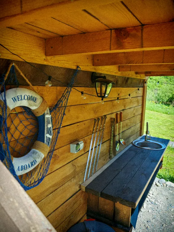 Уединенный мини-глэмпинг на берегу горной реки