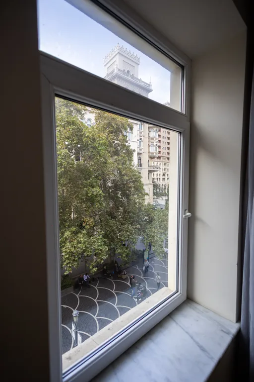 Квартира с видом на улицу Низами, Торговая