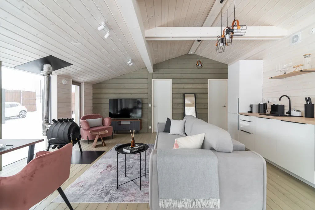 Уютный дом с панорамными окнами и видом на природу