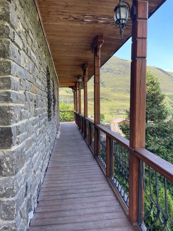 Дом в национальном стиле с удивительным видом AM House Grand