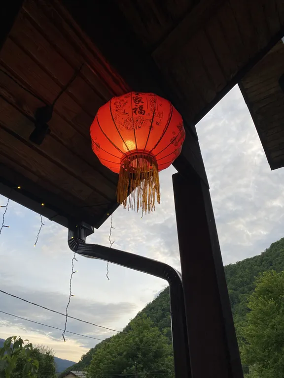 Дом Света с видом на горы в аутентичном пространстве Sunsvet