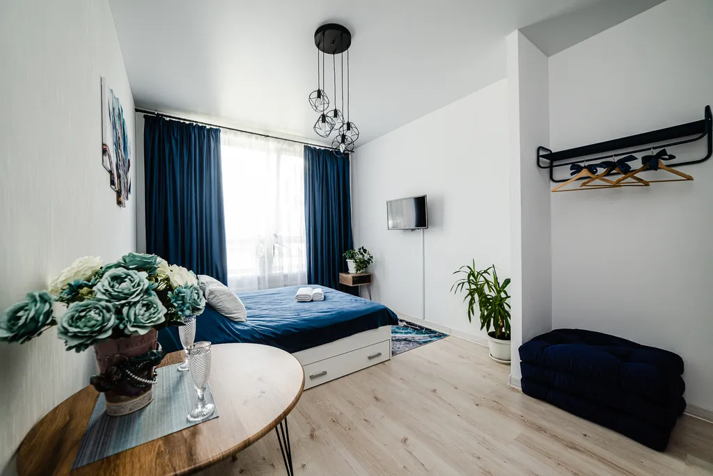 Новая просторная дизайнерская квартира-студия с высокими потолками