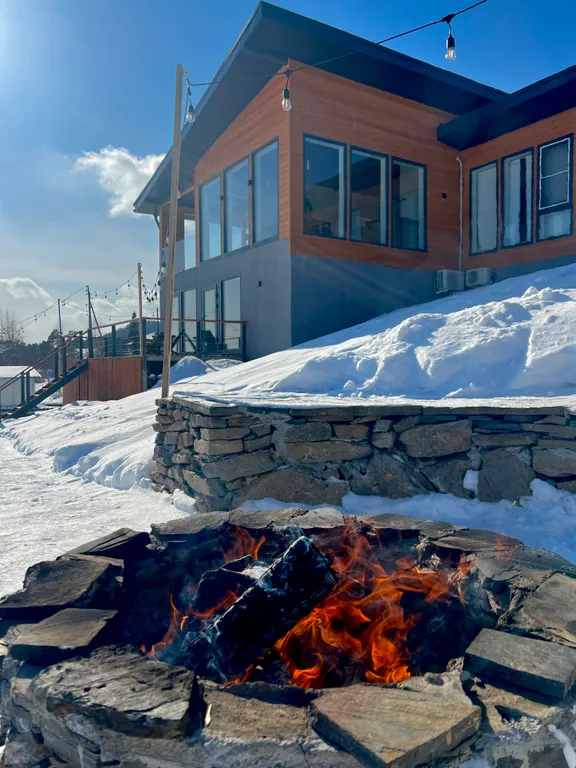 Дом с видом на озеро около горнолыжного комплекса