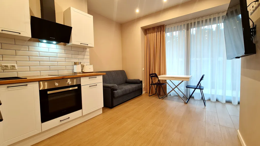 Квартира-студия с изолированной спальней и балконом в приморском парке