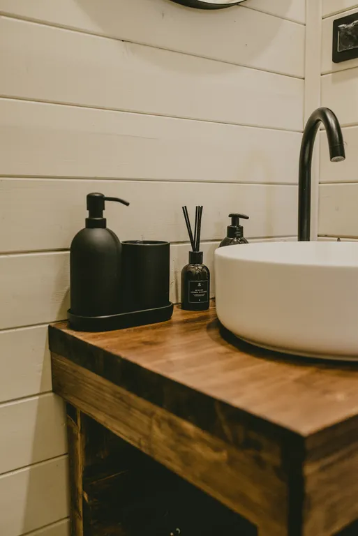 Уютный панорамный треугольный дом A-frame с видом и окружением леса