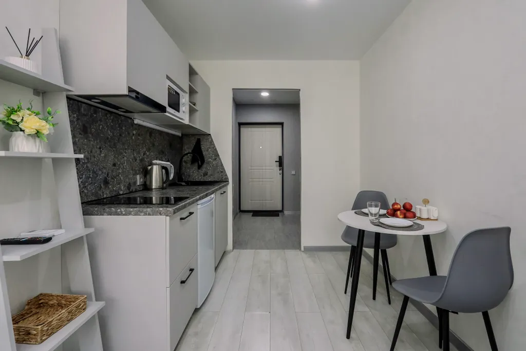 Очaровaтельнaя cтудия с уютными качелями на бaлконe