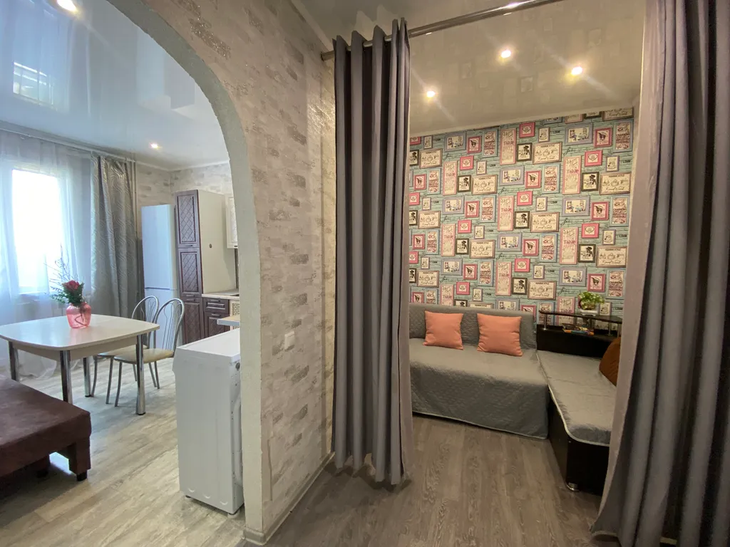 Квартира с уютным балконом и большой кроватью