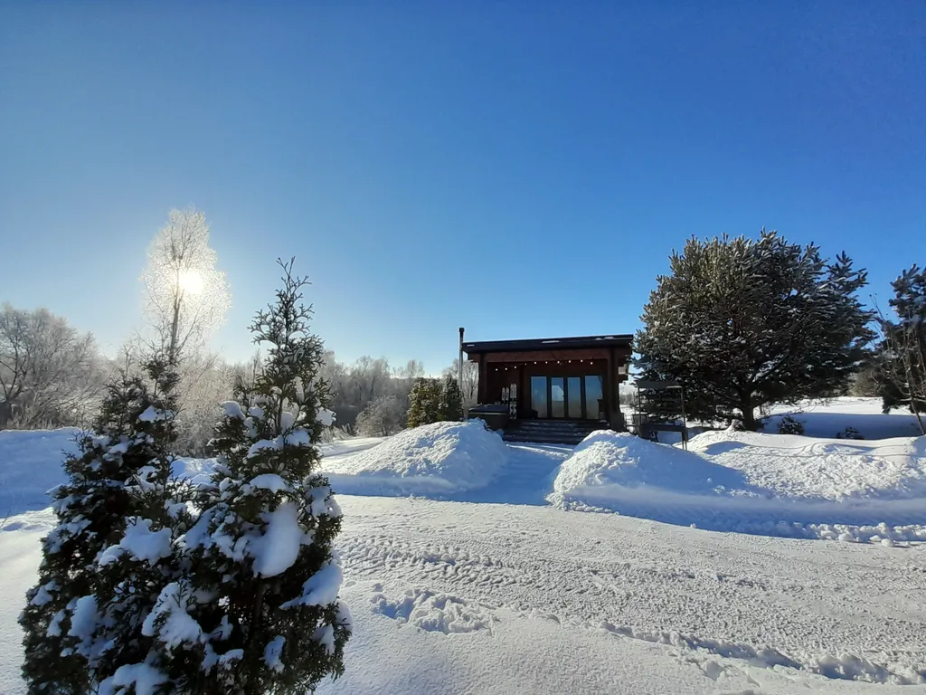 Теплый деревянный дом у воды