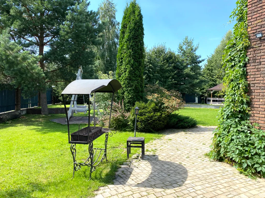 Вилла с круглым бассейном