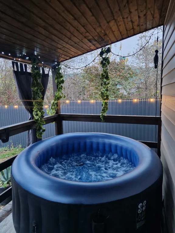 Дом на море в окружении гор