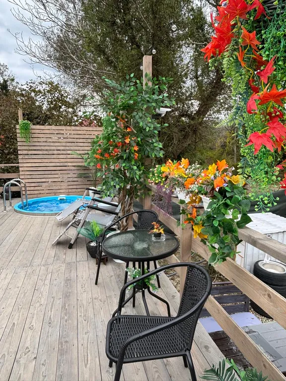 Уютная сфера на побережье