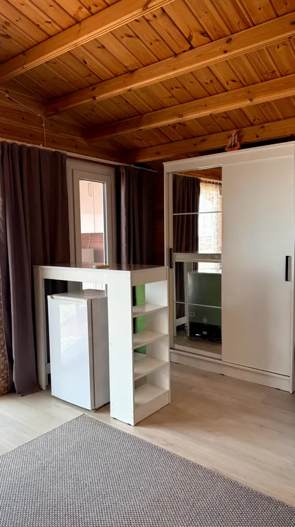 Домик на берегу с видом на море