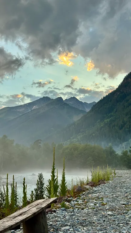 Шале с террасой на берегу реки