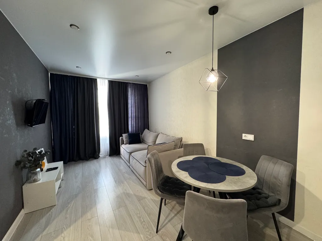 Уютная новая квартира с большой кроватью