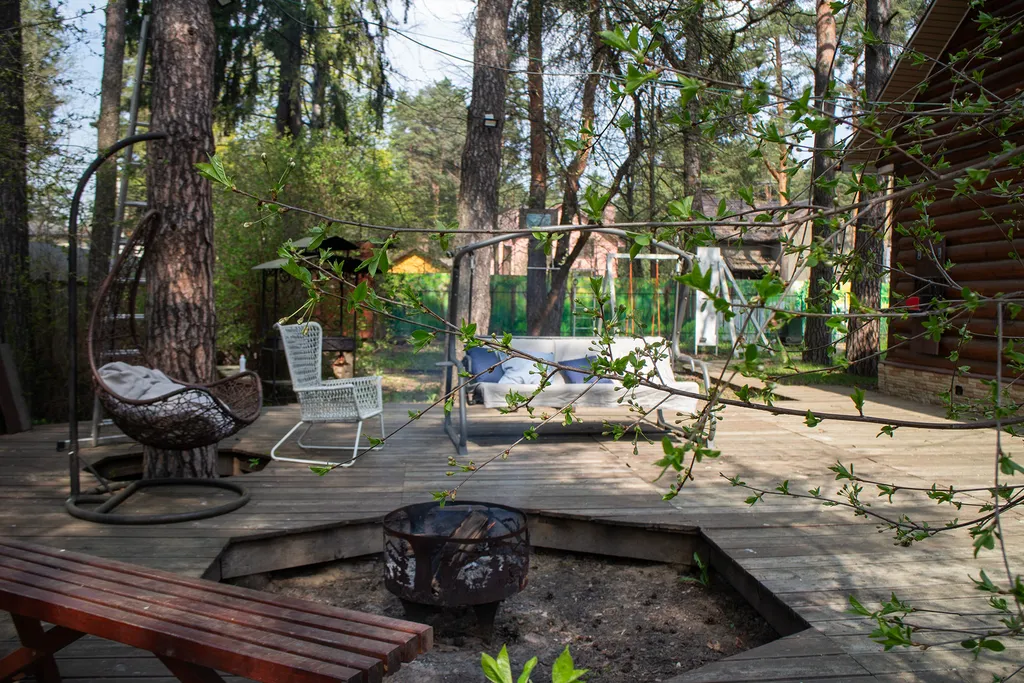 Дом в соснах