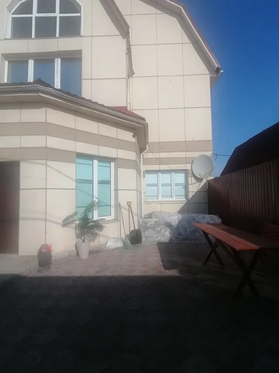 Трёхэтажный коттедж с ночным клубом баней и бассейном