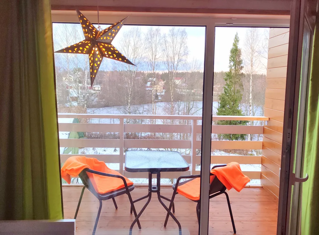 Птица синица House с огромным балконом у озера