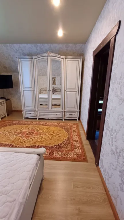 Деревянный дом в горах с видом на море