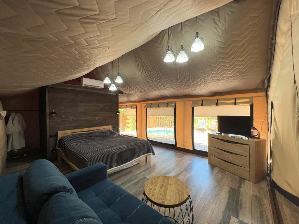 Сафари-тент с подогреваемым бассейном